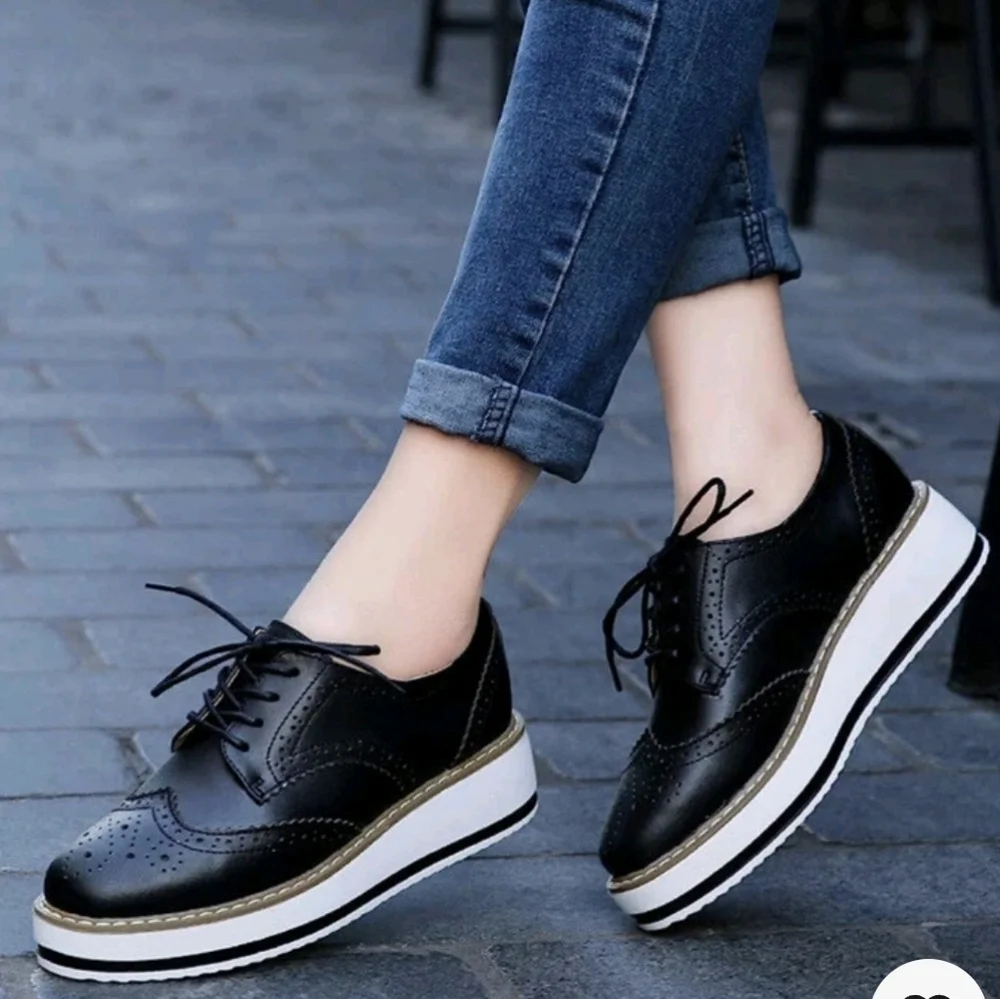Dadawen‎ Women's Black Platform Oxfords....